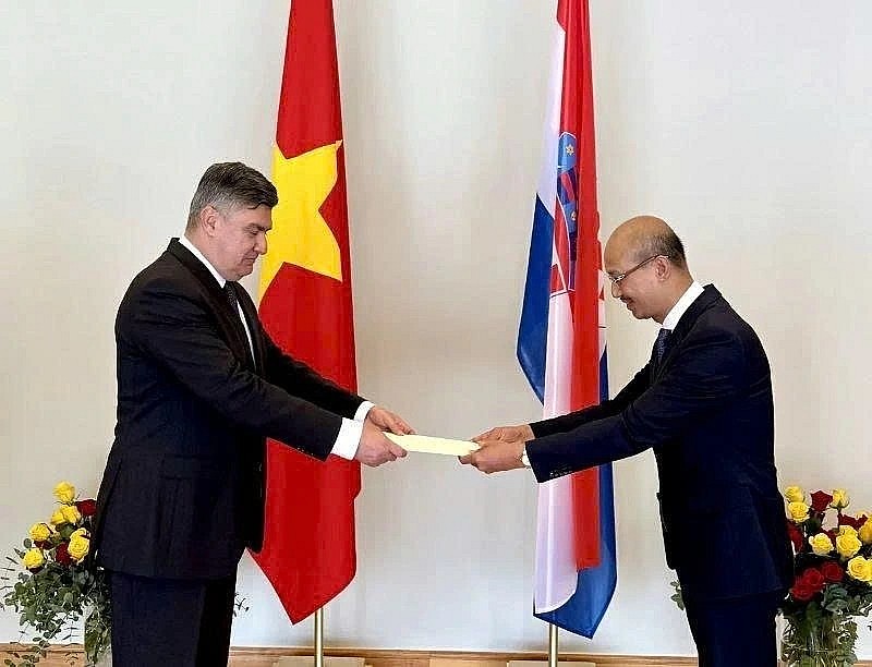 Vietnamese Ambassador Bui Le Thai (R) presents the credentials to Croatian President Zoran Milanovic. (Photo: Vietnamese Embassy)