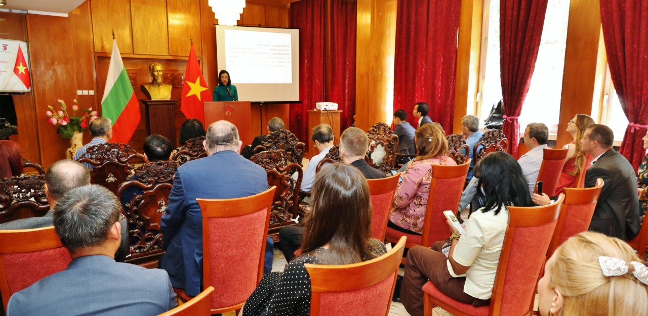 Ambassador Nguyen Thi Minh Nguyet speaks at the meeting. (Photo: Vietnamese Embassy in Bulgaria)