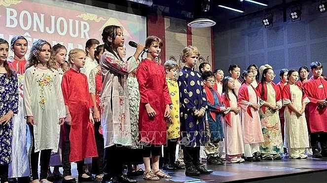 “Bonjour Vietnam” performed by Vietnamese and French children (Photo:VNA)