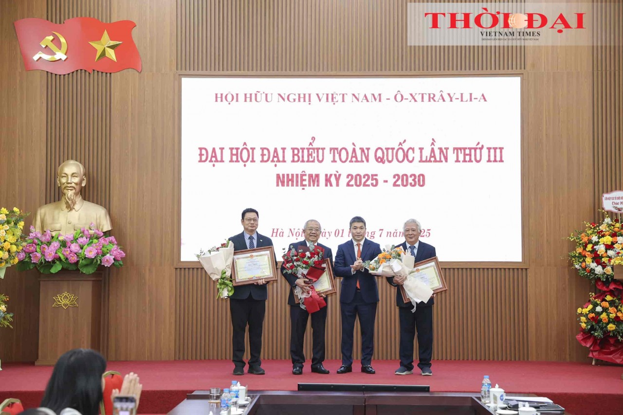 VUFO President Phan Anh Son presented Certificates of Merit to a collective and two individuals from the Vietnam-Australia Friendship Association. (Photo: Dinh Hoa)