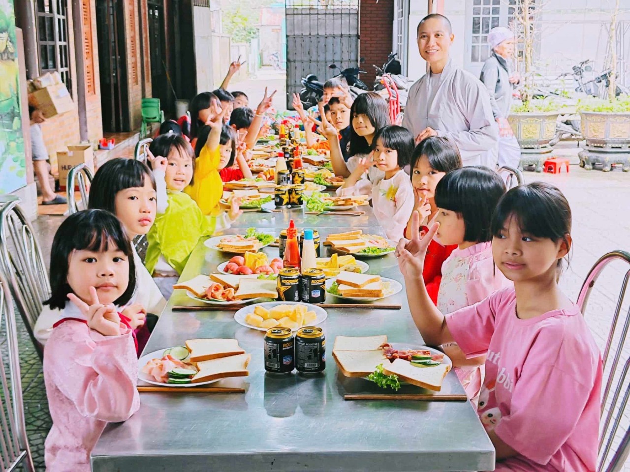 Meals with meat and small personal items are great sources of encouragement for the children. (Photo: Zhi Shan Foundation)
