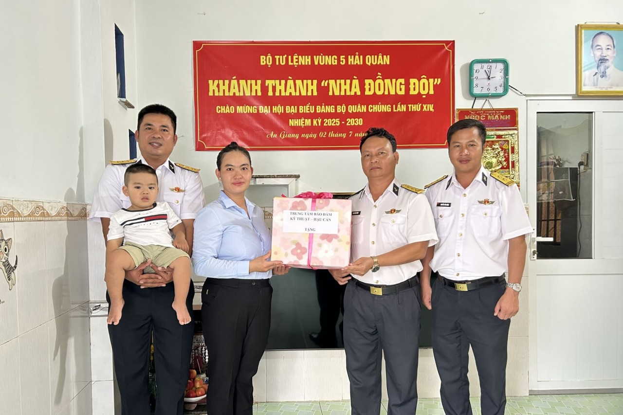 Technical and Logistics Support Center leaders present gifts to Lieutenant Kien’s family. (Photo: Minh Chau)
