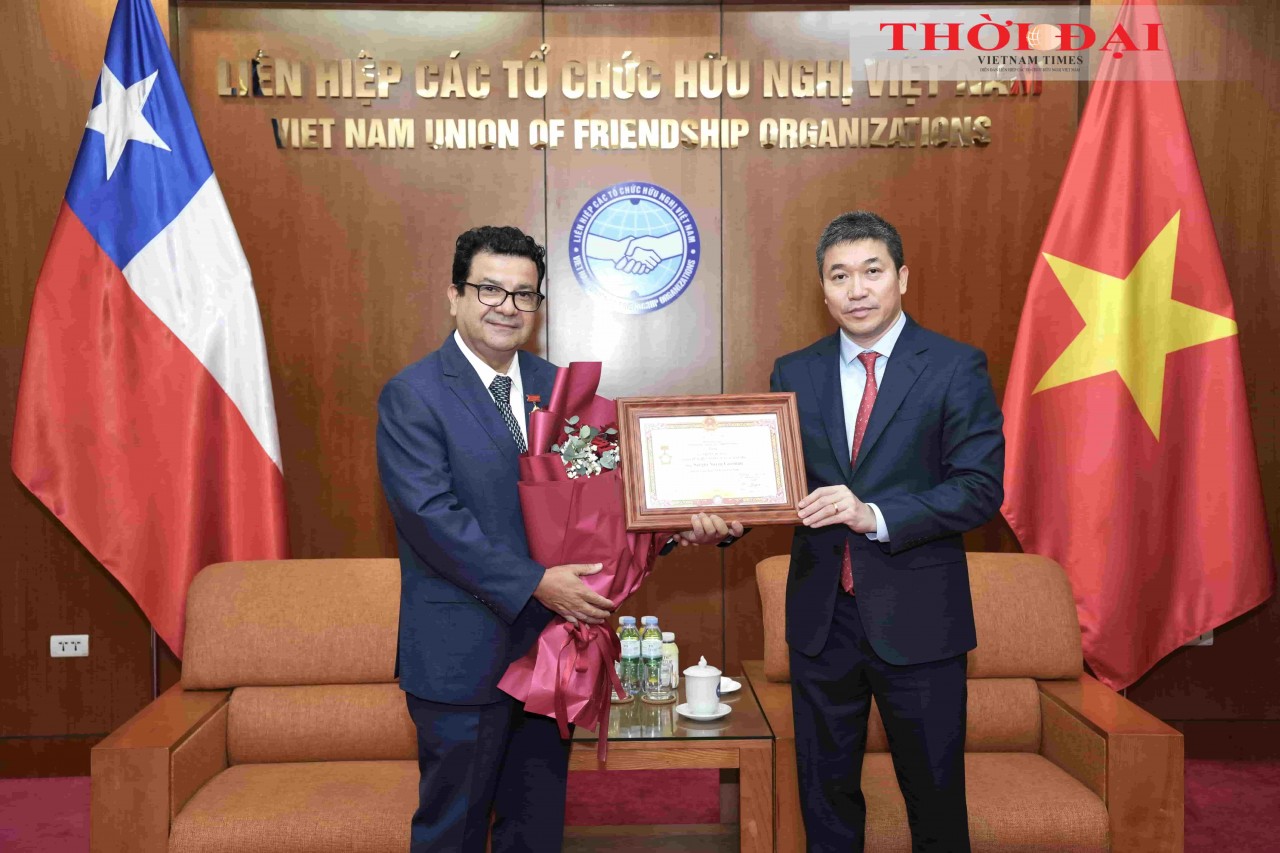 "For Peace and Friendship among Nations" Medal Awarded to Chilean Ambassador to Vietnam Sergio Narea