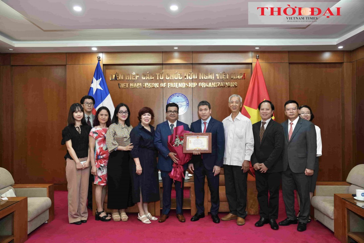 VUFO President Phan Anh Son, Ambassador Sergio Narea Guzman, leaders of the Vietnam-Chile Friendship and Cooperation Association, the Americas Department, and staff of the Chilean Embassy in Vietnam pose for a commemorative photo. (Photo: Thanh Thao)