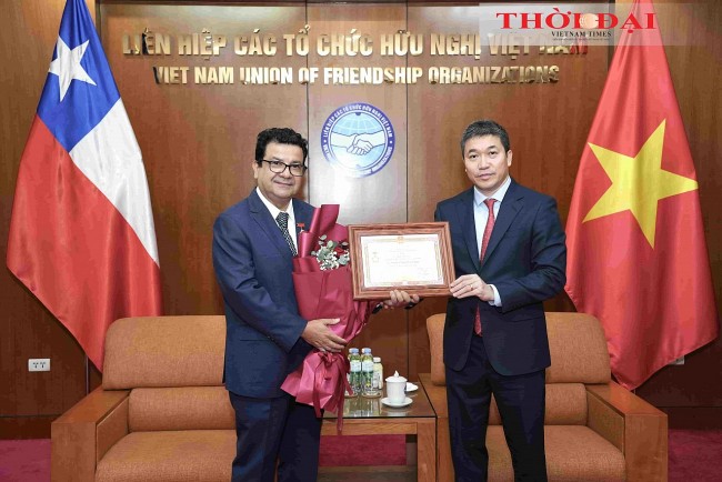 "For Peace and Friendship among Nations" Medal Awarded to Chilean Ambassador to Vietnam Sergio Narea