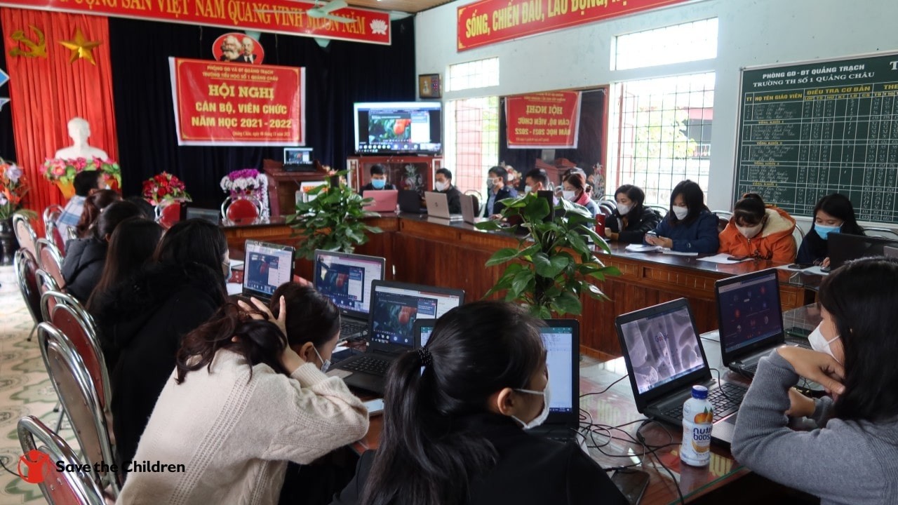A series of IT and online safety training sessions for over 300 teachers and school administrators, along with 4,800 students and parents from 12 primary schools in Bo Trach and Quang Trach districts, Quang Binh Province, was conducted between November and December 2021 as part of the project “Safe and Quality Learning Environment.” (Photo: Save the Children)