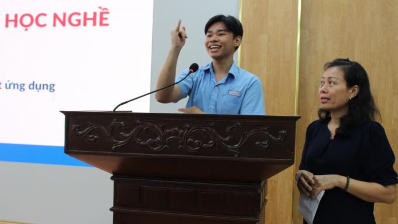 Tu confidently shares his thoughts during a workshop organized by the project. (Photo: Save the Children)