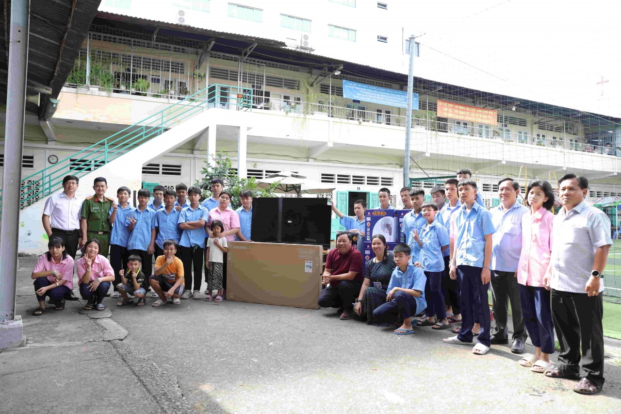 Save the Children provides equipment to informal classrooms and facilities assisting disadvantaged children in Ho Chi Minh City. (Photo: Dinh Hoa)
