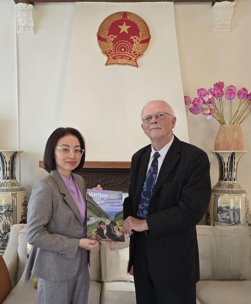 Vietnamese Ambassador to Denmark Nguyen Le Thanh receives the President of the Denmark-Vietnam Friendship Association
