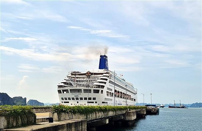 Cruise vessel Piano Land brings some 1,000 holidaymakers to Ha Long city in Quang Ninh province. (Photo: VNA)
