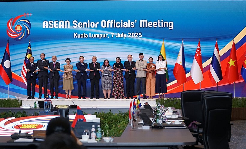 Delegate pose for a photo before the opening of the ASEAN Senior Officials' Meeting in Kuala Lumpur, Malaysia, on July 7. (Photo: VNA)