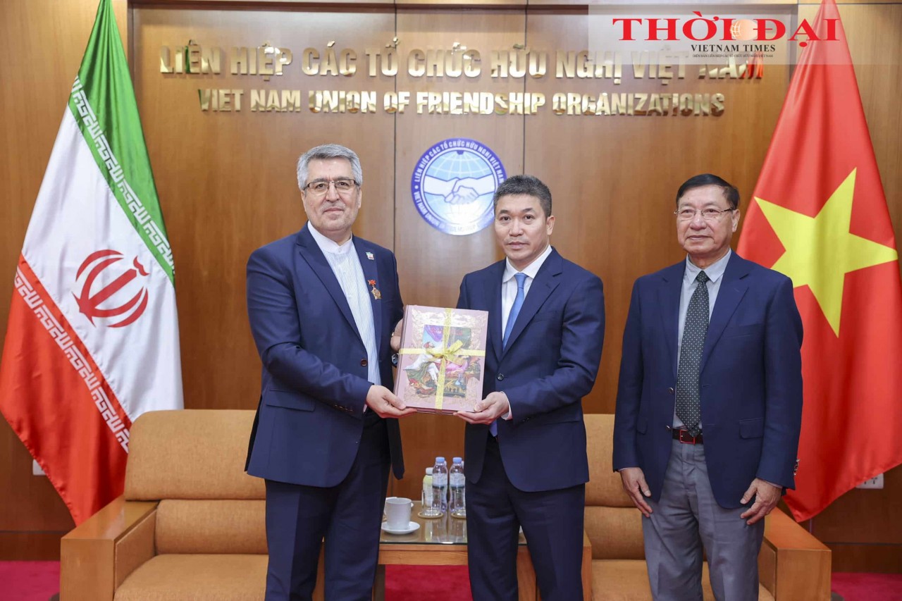 Iranian Ambassador to Vietnam Ali Akbar Nazari presents VUFO President Phan Anh Son with a collection of poems by renowned Iranian poet Omar Khayyam. (Photo: Dinh Hoa)