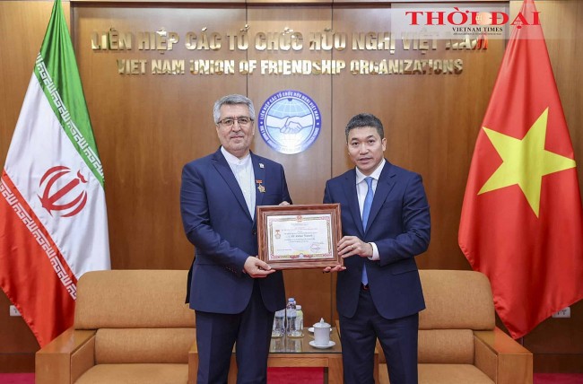 “For Peace and Friendship among Nations” Medal Presented to Iranian Ambassador to Vietnam