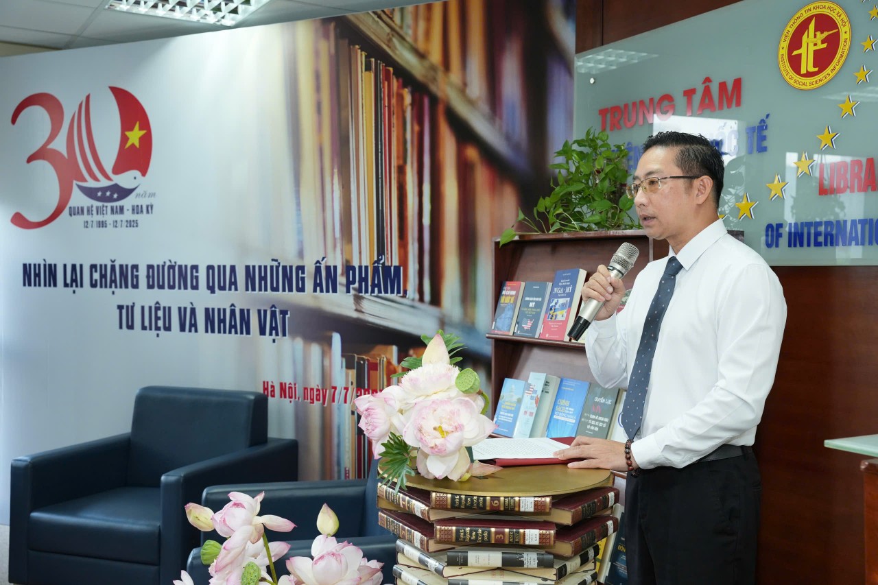 Assoc. Prof. Dr. Vu Hung Cuong delivers the opening remarks at the seminar. (Photo: Thanh Thao)