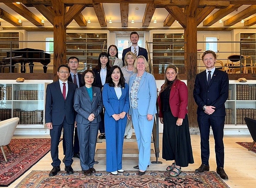 Vietnamese Deputy Foreign Minister Le Thi Thu Hang (third from left), and Danish Foreign Secretary Lina Gandlose Hansen (third from right), and other officials pose for a group photo ahead of their political consultation in Copenhagen on July 9. (Photo: MOFA) Vietnamese Deputy Foreign Minister Le Thi Thu Hang (third from left), and Danish Foreign Secretary Lina Gandlose Hansen (third from right), and other officials pose for a group photo ahead of their political consultation in Copenhagen on July 9. (Photo: MOFA)