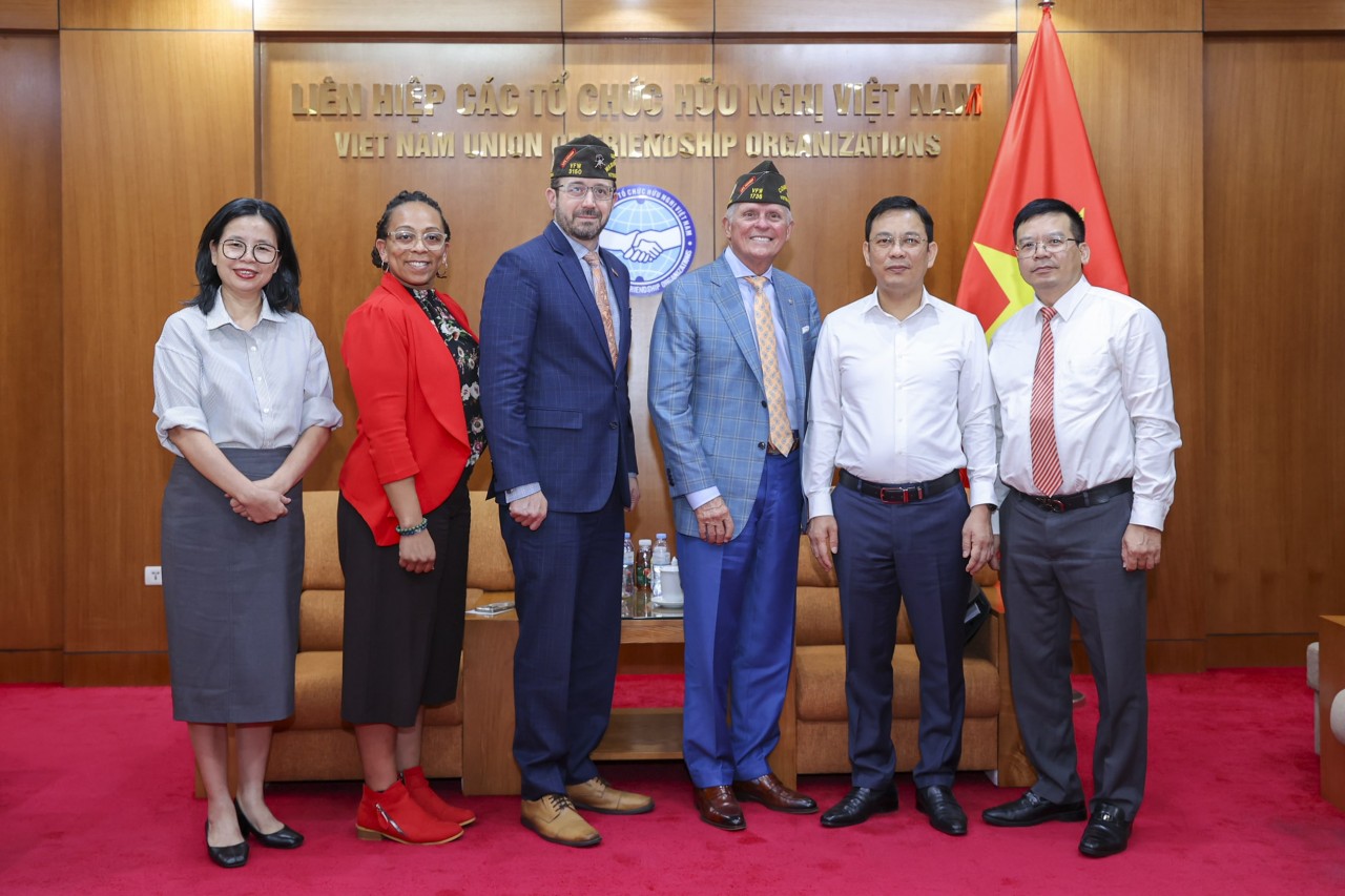 Delegates pose for a commemorative photo. (Photo: Đinh Hòa)         