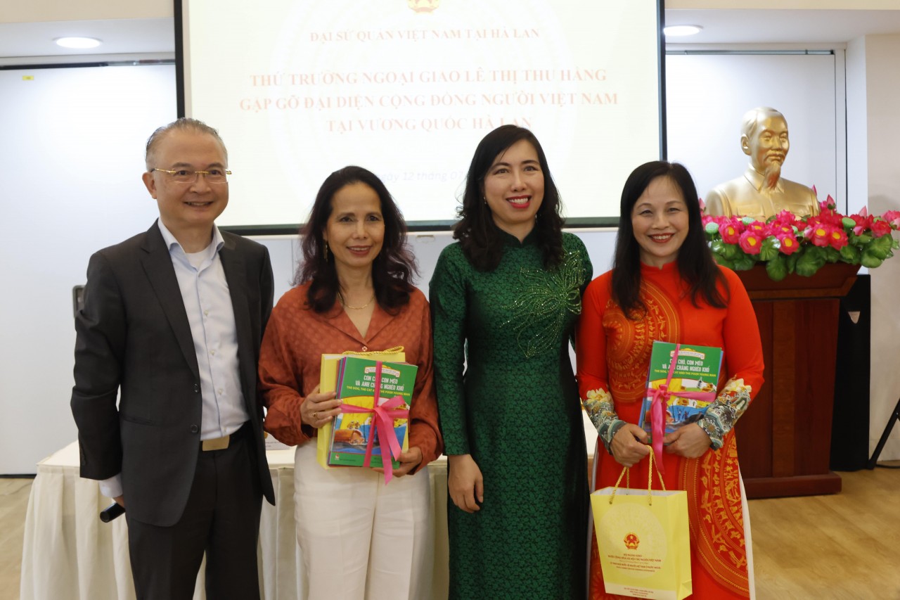 The delegation donated books to the Vietnamese community in the Netherlands.