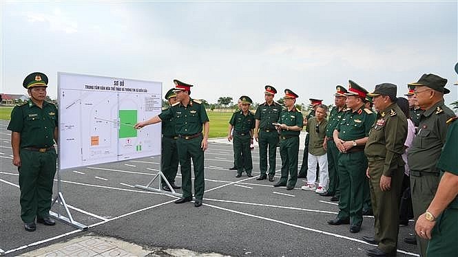 Leaders of the Tay Ninh provincial Border Guard Command report the National Defence Ministry's delegation plans to organise the Vietnam-Cambodia Border Defence Friendship Exchange. (Photo: VNA)