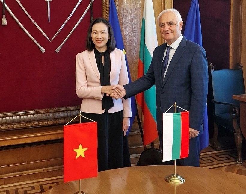 Ambassador Nguyen Thi Minh Nguyet meets Bulgarian Minister of Defense Atanas Zapryanov (Photo: VNA)