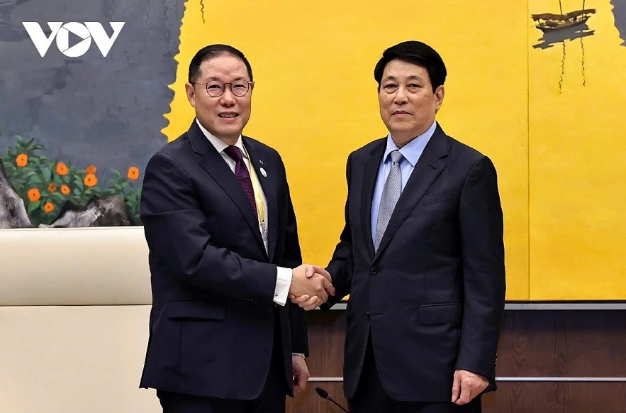 Vietnamese State President Luong Cuong (R) and Cho Hyun-Sang, chair of the APEC Business Advisory Council (ABAC) meet on the sidelines of the ABAC III meeting in Hai Phong city on July 15.