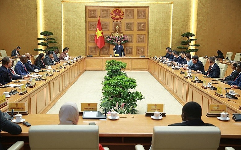 The meeting between Deputy Prime Minister Tran Hong Ha and the delegation of international agriculture ministers and senior officials on July 15 (Photo: VNA)