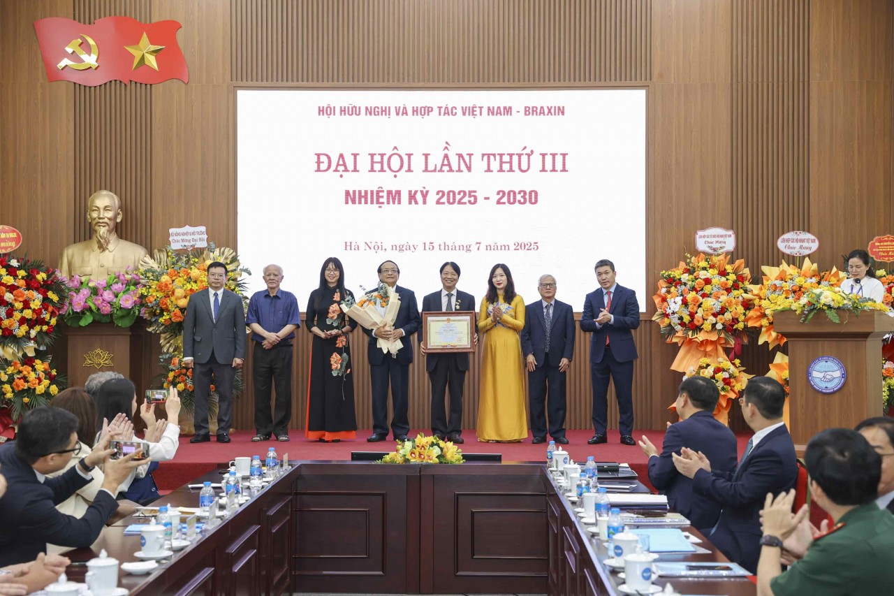 VUFO President Phan Anh Son (far right) presents a Certificate of Merit to the collective of the Vietnam-Brazil Friendship and Cooperation Association’s second term. (Photo: Dinh Hoa)