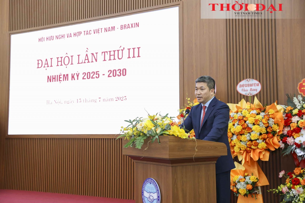 VUFO President Phan Anh Son delivers a directive speech at the congress. (Photo: Dinh Hoa)