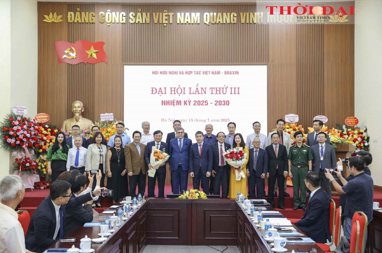 VUFO President Phan Anh Son (eighth from the left, front row) and Brazilian Ambassador to Vietnam Marco Farani (seventh from the left, front row) congratulate the newly elected Executive Committee of the Vietnam-Brazil Friendship and Cooperation Association, Term III. (Photo: Dinh Hoa)