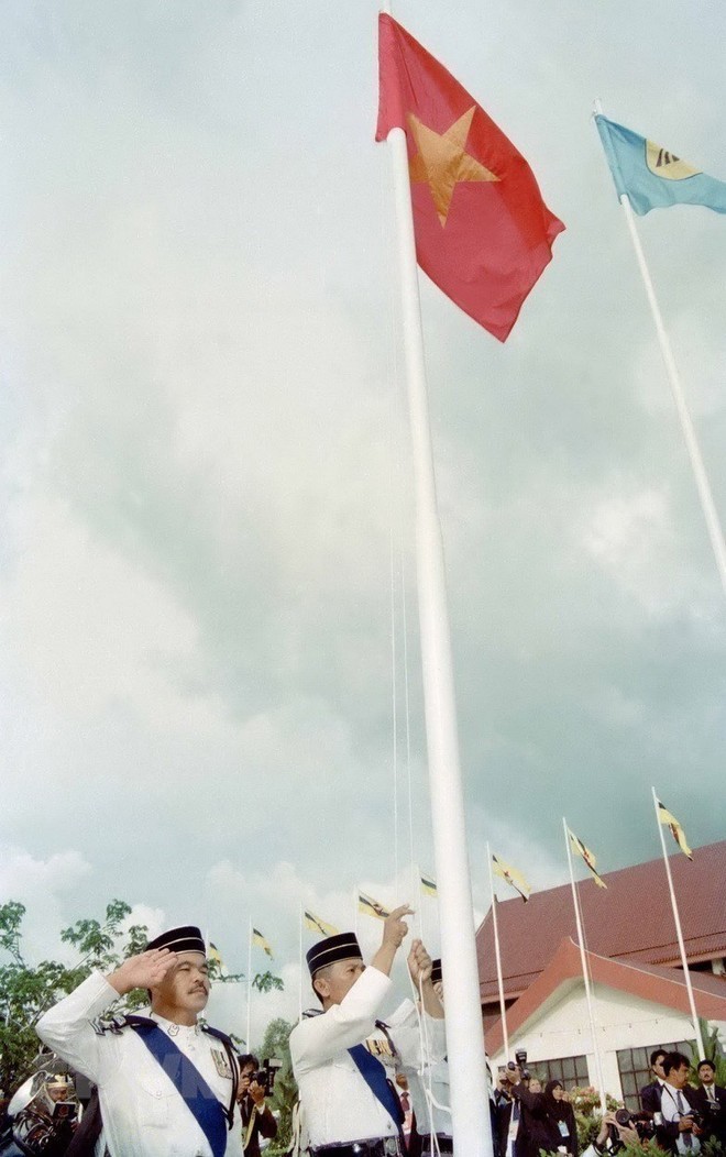 The flag-raising ceremony marking Vietnam’s official joining as the seventh member of the Association of Southeast Asian Nations (ASEAN), on the afternoon of July 28, 1995, in the capital Bandar Seri Begawan, Brunei. (Archive photo: VNA)