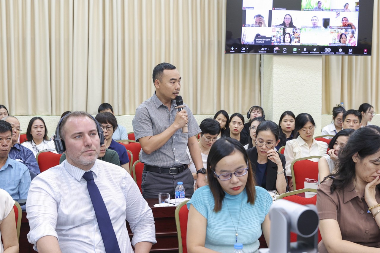 Representatives of foreign NGOs speaking at the conference. (Photo: Dinh Hoa)
