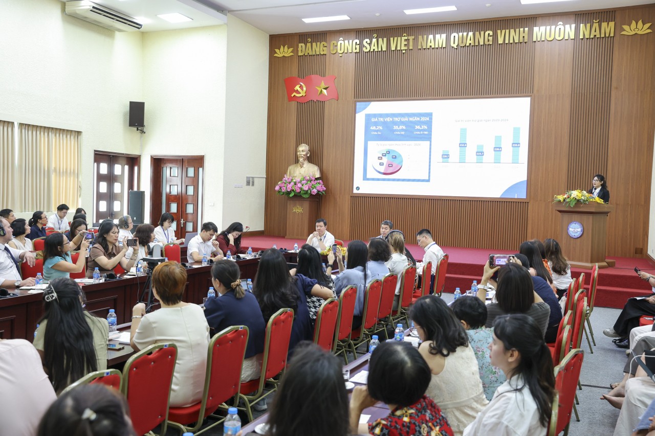 Delegates listen to reports at the conference. (Photo: Dinh Hoa)
