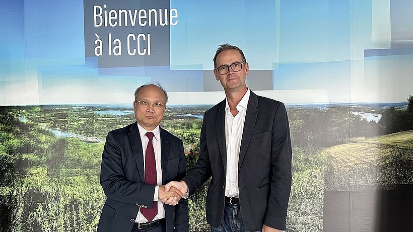 ietnamese Ambassador to France Dinh Toan Thang (L) and Vincent Laudat, President of CCI Normandie (Photo: VNA)
