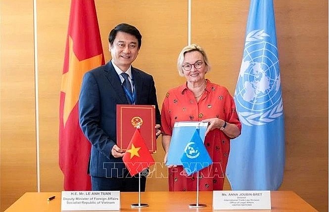 Deputy Minister Le Anh Tuan and UNCITRAL Secretary Anna Joubin-Bret sign a Memorandum of Understanding (MoU) between Vietnam’s Ministry of Foreign Affairs and UNCITRAL for the 2025–2031 period. (Photo: VNA)