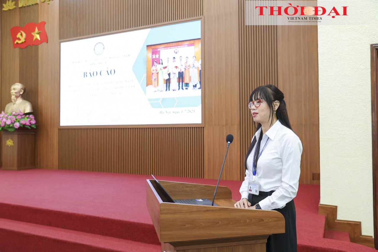 Director General of the Europe Department of VUFO Nguyen Thi Thu Giang delivers a report at the conference. (Photo: Dinh Hoa) 