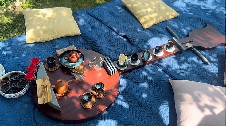 Dan Nguyet tea table by artisan Nguyen Ngoc Tuan and Song Hy Tra featured at the festival (Photo:VNA)