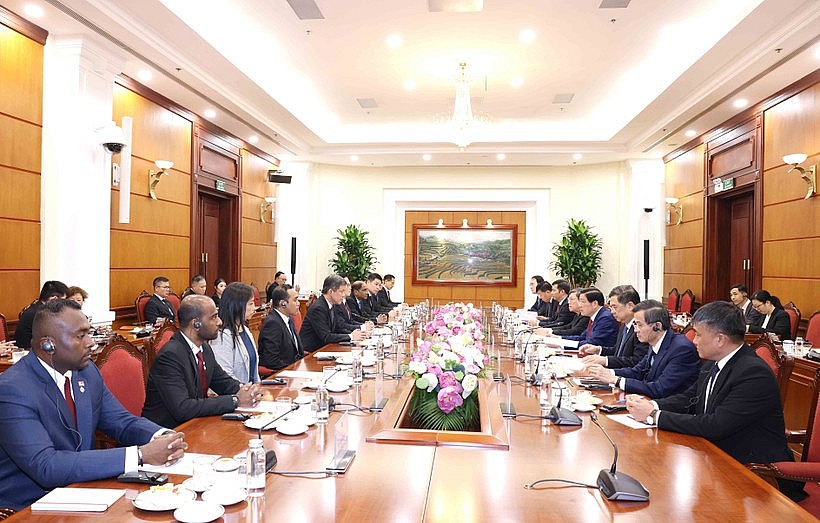 At the talks between Politburo member, Secretary of the Central Committee of the Communist Party of Vietnam (CPV) and Chairman of its Commission for Internal Affairs Phan Dinh Trac and Chan Chun Sing, Assistant Secretary-General of the People’s Action Party (PAP) of Singapore in Hanoi on July 21. (Photo: VNA) At the talks between Politburo member, Secretary of the Central Committee of the Communist Party of Vietnam (CPV) and Chairman of its Commission for Internal Affairs Phan Dinh Trac and Chan Chun Sing, Assistant Secretary-General of the People’s Action Party (PAP) of Singapore in Hanoi on July 21. (Photo: VNA)
