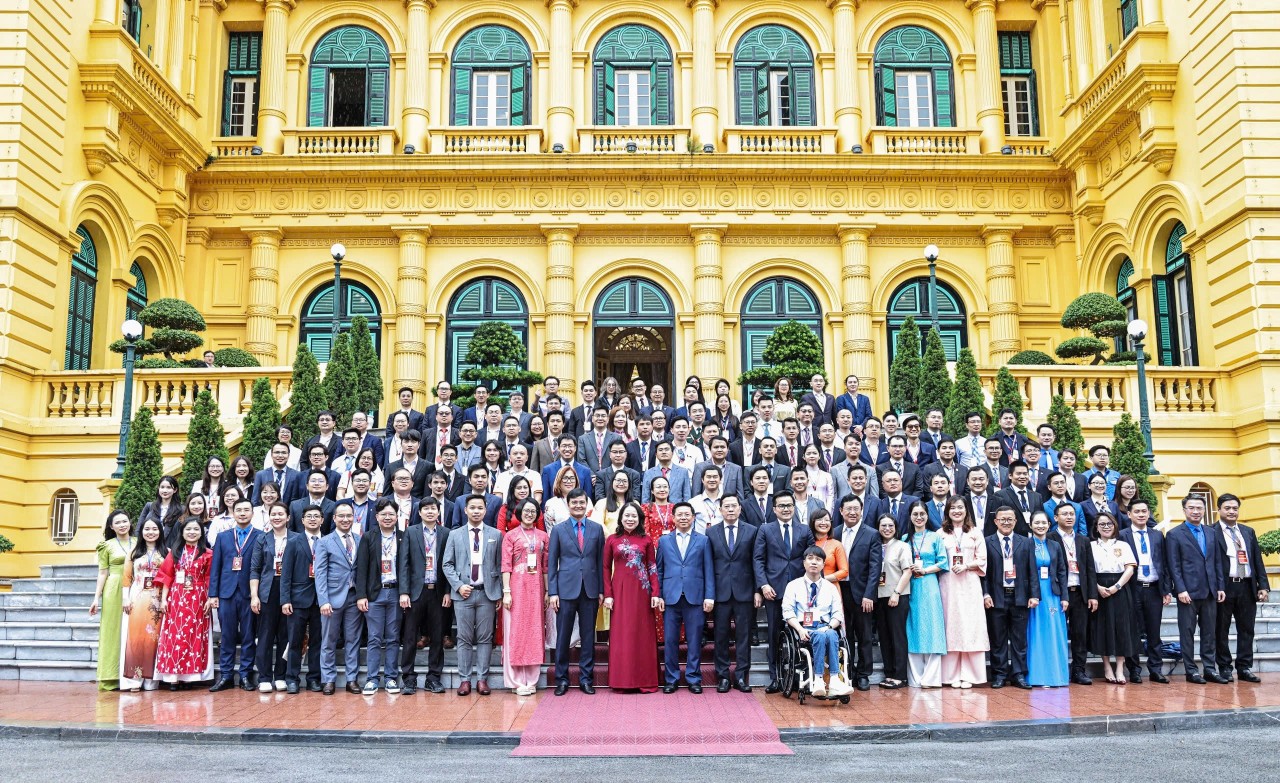 Vice President Vo Thi Anh Xuan Meets with Young Overseas Vietnamese Intellectuals