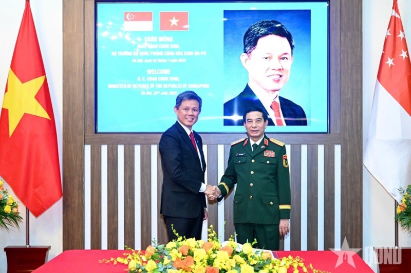 General Phan Văn Giang and Minister Chan Chun Sing. (Photo: Việt Trung/People’s Army Newspaper)