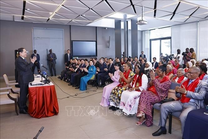 National Assembly Chairman Tran Thanh Man and his spouse met with embassy staff and members of the Vietnamese community in Senegal. (Photo: VNA)