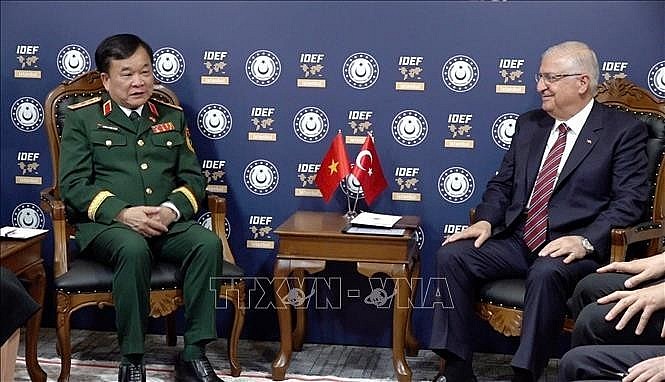 Visiting Deputy Minister of National Defence Sen. Lt. Gen. Hoang Xuan Chien (L) and Turkish Minister of National Defence Yasar Guler during their meeting on July 22.