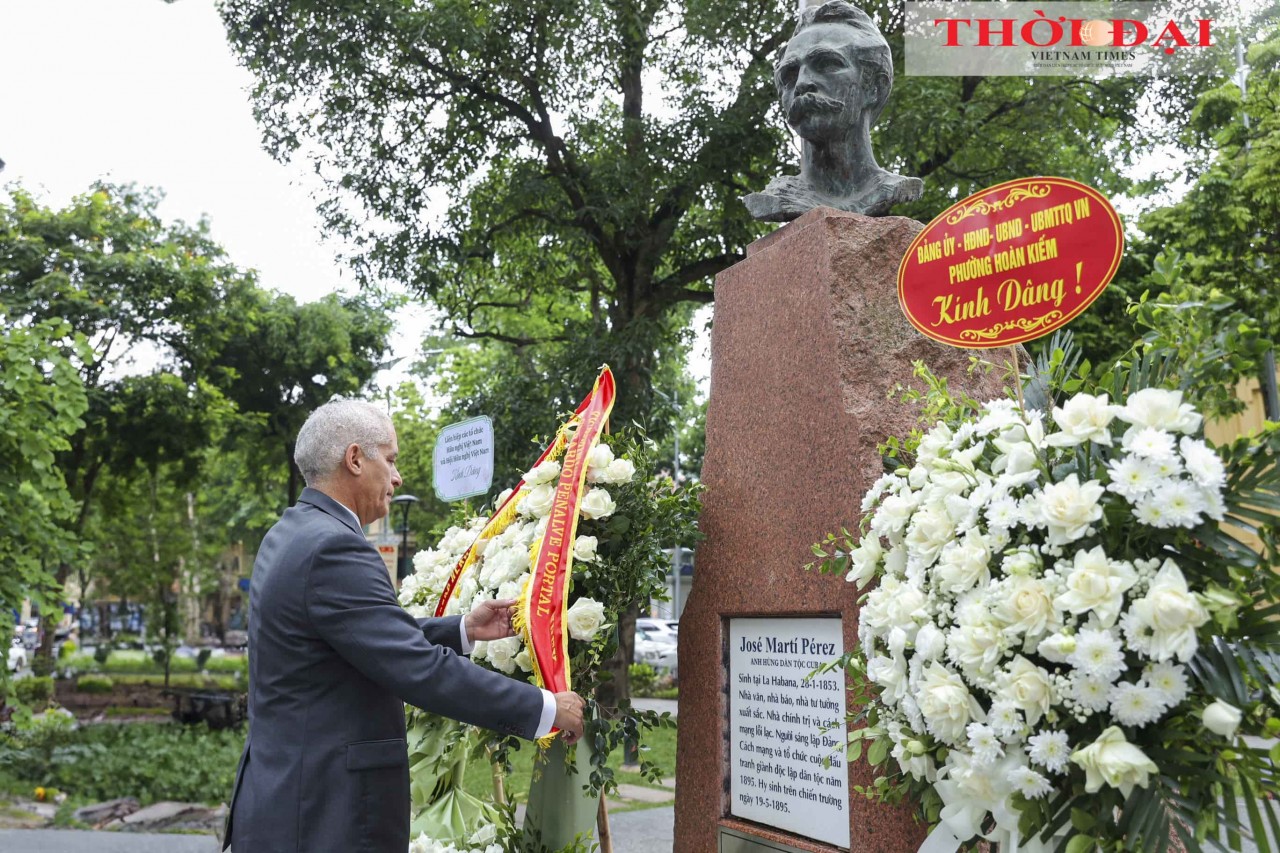 First Deputy Minister of Foreign Affairs of Cuba, Gerardo Peñalver Portal, lays a wreath in tribute to Cuban national hero José Martí. (Photo: Đinh Hòa)          Hỏi ChatGPT
