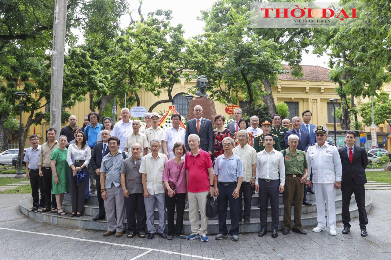 The delegates took a commemorative photo in front of the José Martí monument. (Photo: Đinh Hòa)