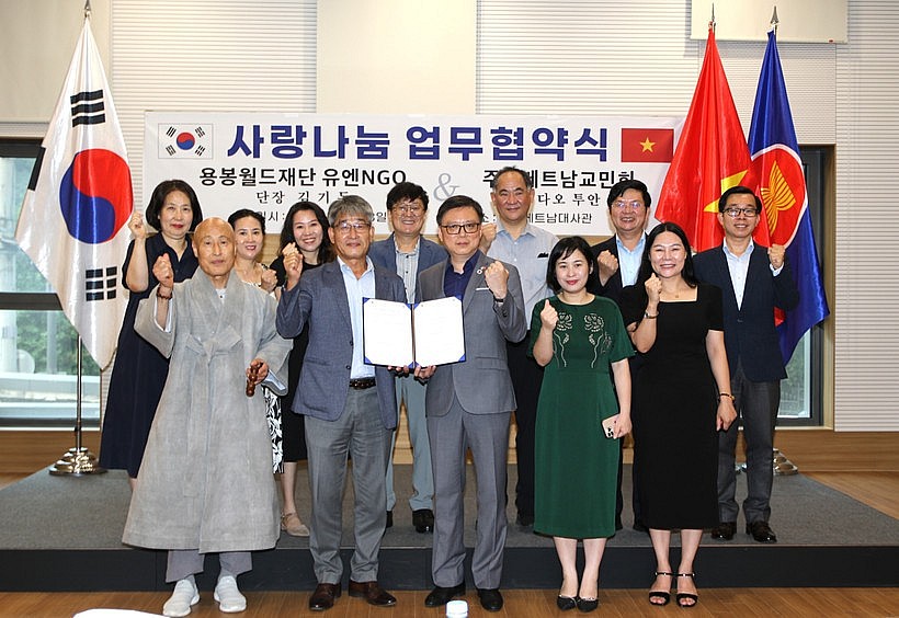 At the MoU signing ceremony between the Association of Vietnamese Communities in Korea and the Yongbong World Foundation on July 23 (Photo: VNA) At the MoU signing ceremony between the Association of Vietnamese Communities in Korea and the Yongbong World Foundation on July 23 (Photo: VNA)