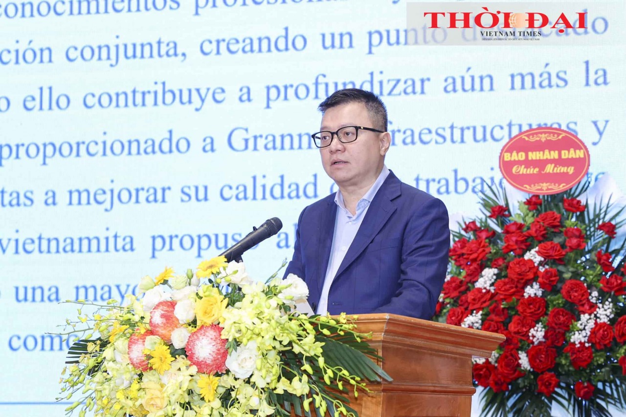 Le Quoc Minh, Member of the Party Central Committee (PCC), Editor-in-Chief of Nhan Dan Newspaper, Deputy Head of the PCC’s Commission for Communication and Education, and Chairman of the Vietnam Journalists Association speaks at the meeting. (Photo: Dinh Hoa)