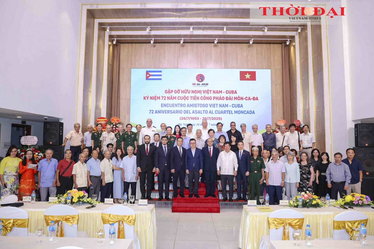  Delegates pose for a commemorative photo. (Photo: Dinh Hoa)