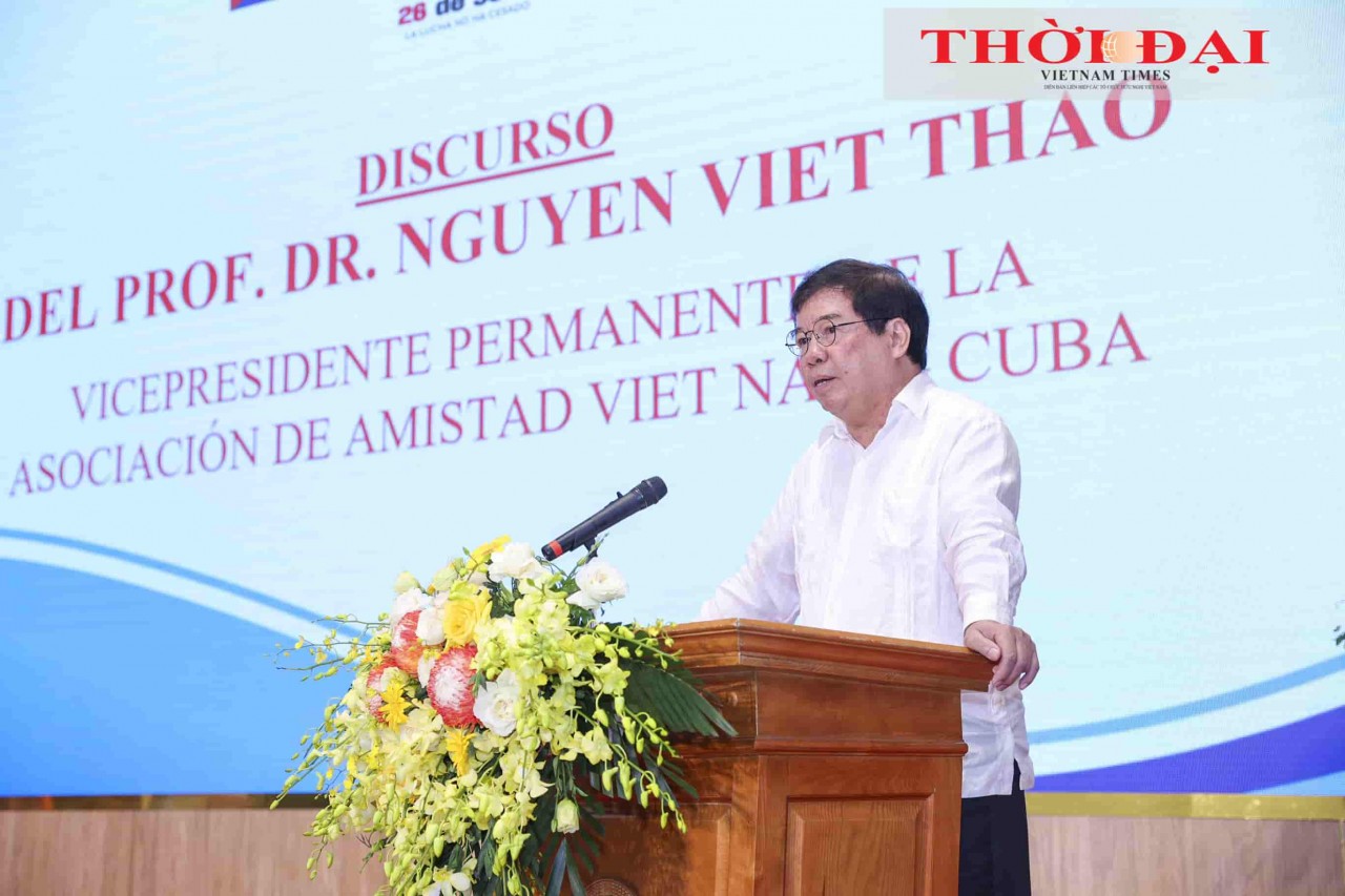  Associate Professor Dr. Nguyen Viet Thao, Standing Vice President of the Vietnam-Cuba Friendship Association, speaks at the meeting. (Photo: Dinh Hoa)
