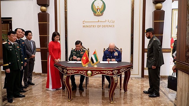 Vietnamese Deputy Minister of National Defense Hoang Xuan Chien and Deputy Minister of Defense of the UAE Ibrahim Nasser Al-Alawi sign the Letter of Intent on defense cooperation. Photo: VNA Vietnamese Deputy Minister of National Defense Hoang Xuan Chien and Deputy Minister of Defense of the UAE Ibrahim Nasser Al-Alawi sign the Letter of Intent on defense cooperation. Photo: VNA