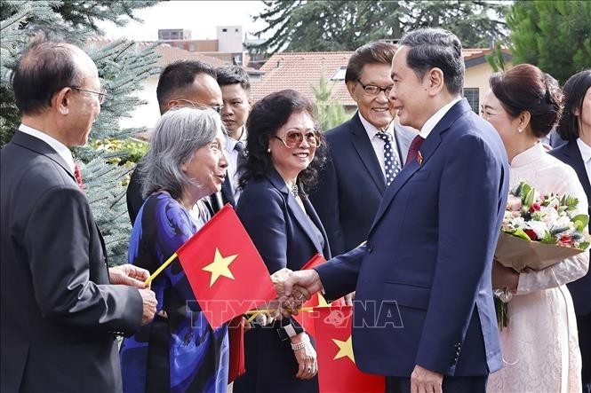 NA Chairman Meets Vietnamese Community in Switzerland