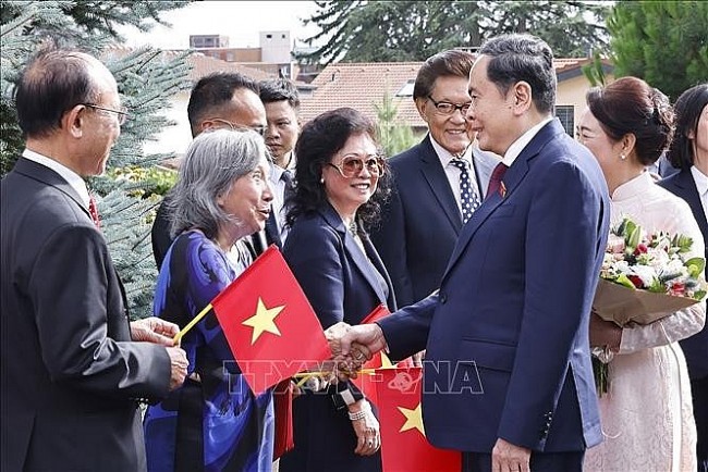 NA Chairman Meets Vietnamese Community in Switzerland