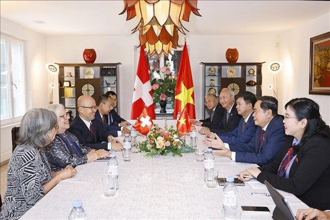The working session between Chairman of the Vietnamese National Assembly Tran Thanh Man and President of the Switzerland–Vietnam Friendship Association Anjuska Marija Weil in Geneva on July 28 (Photo: VNA)